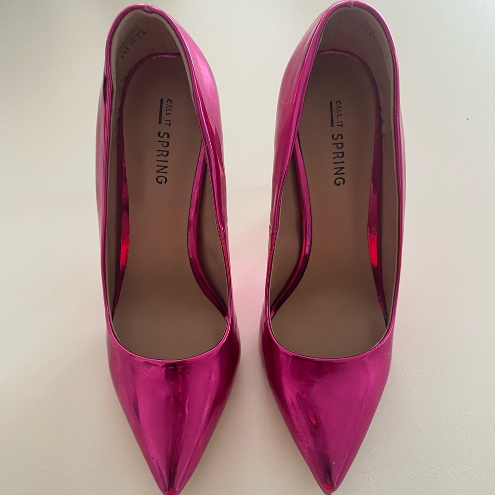 Hot pink metallic pumps